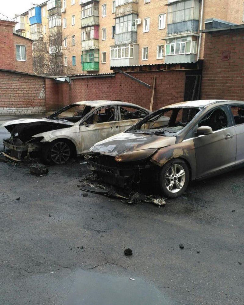 У Полтаві знову горіли автівки. Одна з них належить місцевому активісту (Джерело - t.me/avtopoltava)