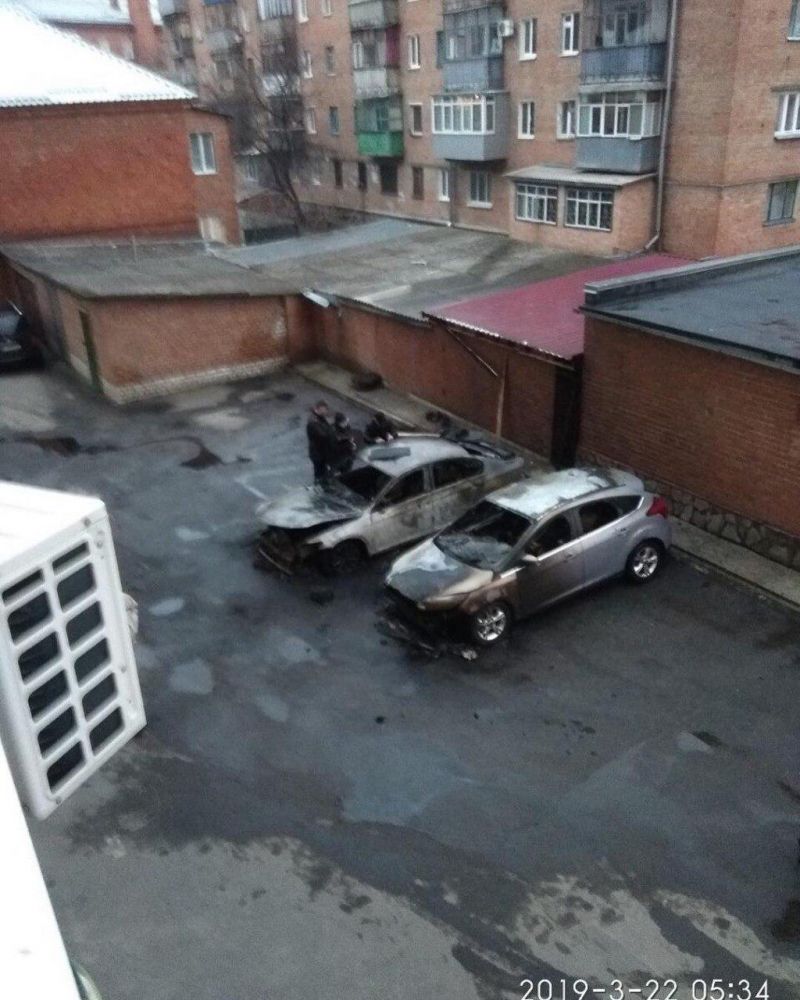 У Полтаві знову горіли автівки. Одна з них належить місцевому активісту (Джерело - t.me/avtopoltava)