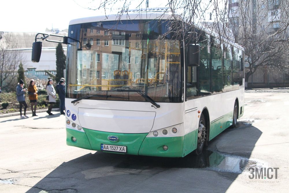 У Полтаві презентували новий вид громадського транспорту - сучасний електробус