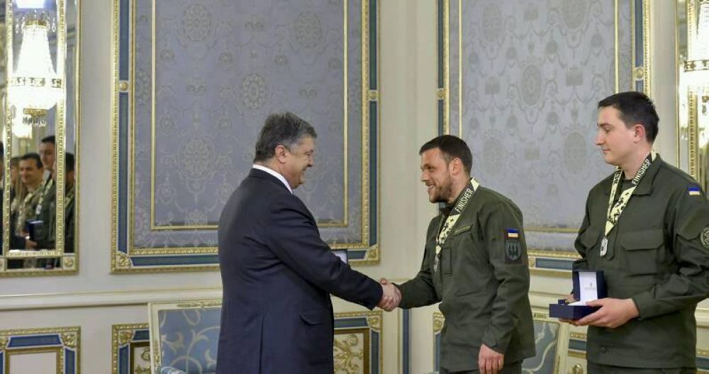 Президент вручає Дмитру медаль за службу