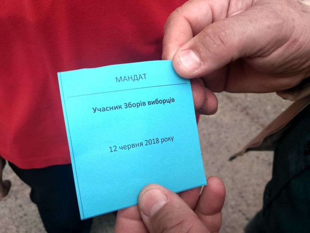 Роздають мандати синього кольору