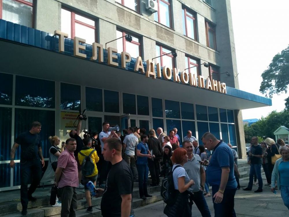 Біля входу в будівлю