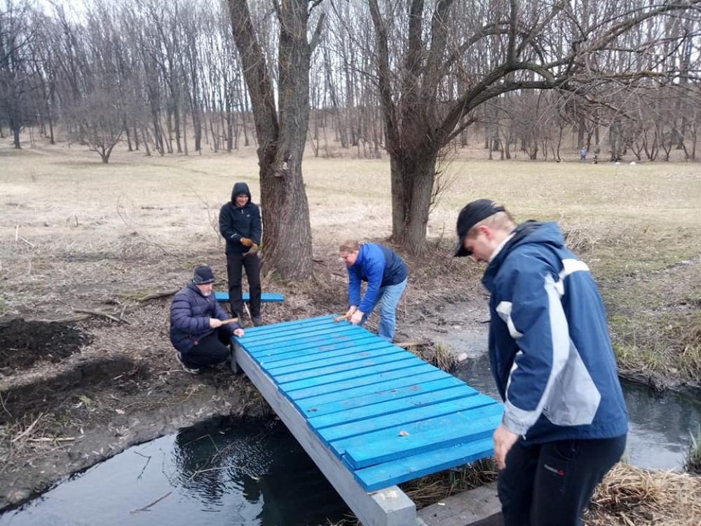 Ентузіасти під час роботи (Джерело - сторінка Віталія Сердюка у facebook)