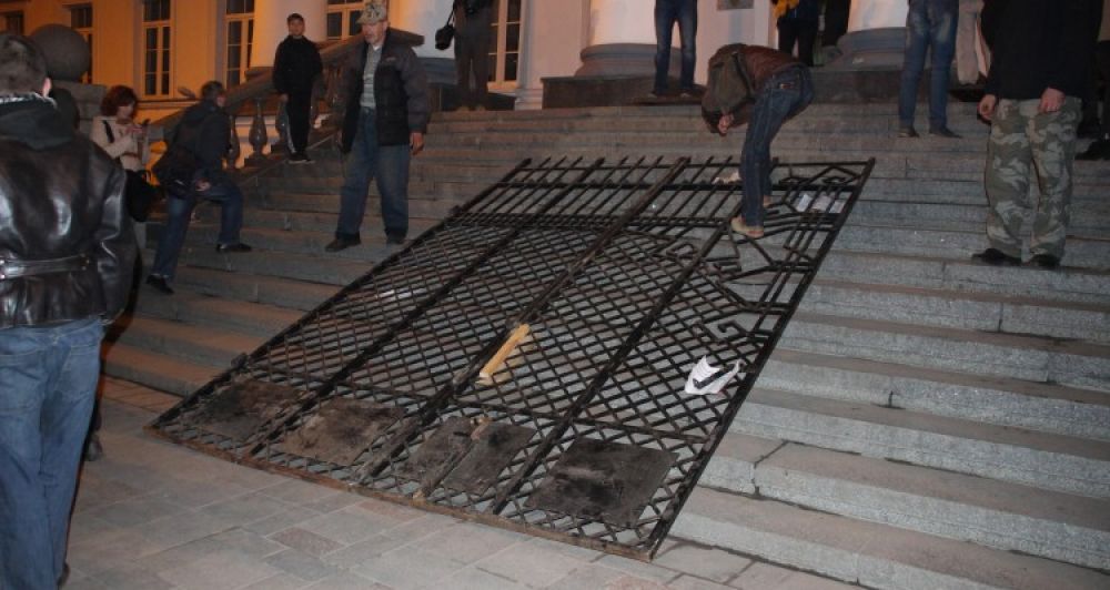 Арка під міськрадою (Джерело - tribuna.pl.ua)