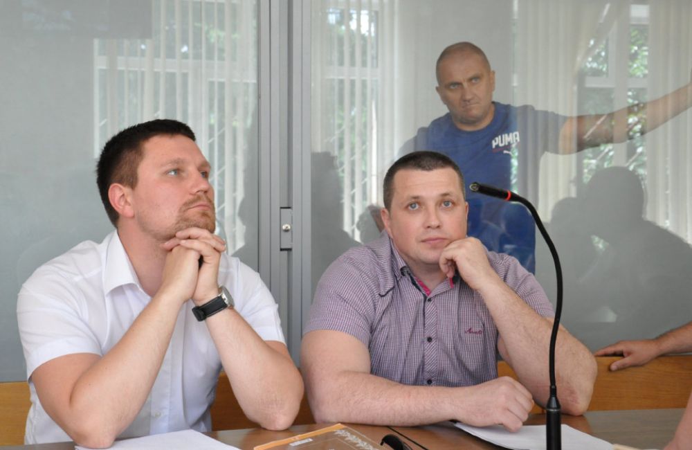 Адвокат Фелоненко і обвинувачені Прядко й Усенко (Джерело - poltava.to)